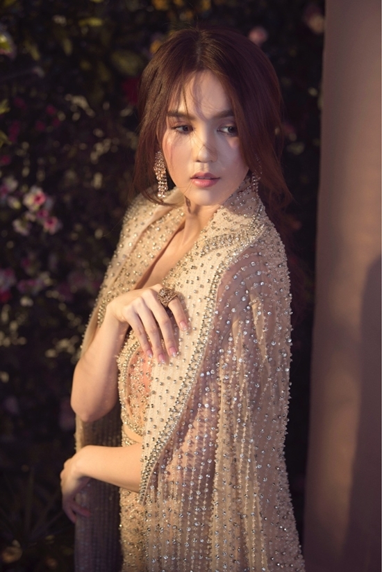 Ngọc Trinh hóa công chúa trong rừng